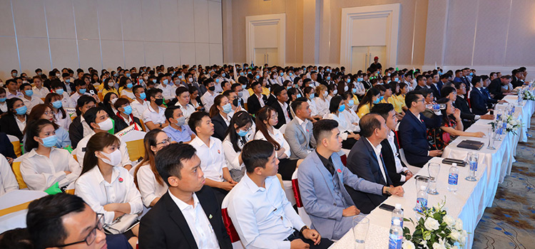 Công ty Cổ phần Đất Xanh Nam Bộ và chủ đầu tư cũng đã trao tặng bằng chứng nhận và hoa chúc mừng các đơn vị phân phối dự án